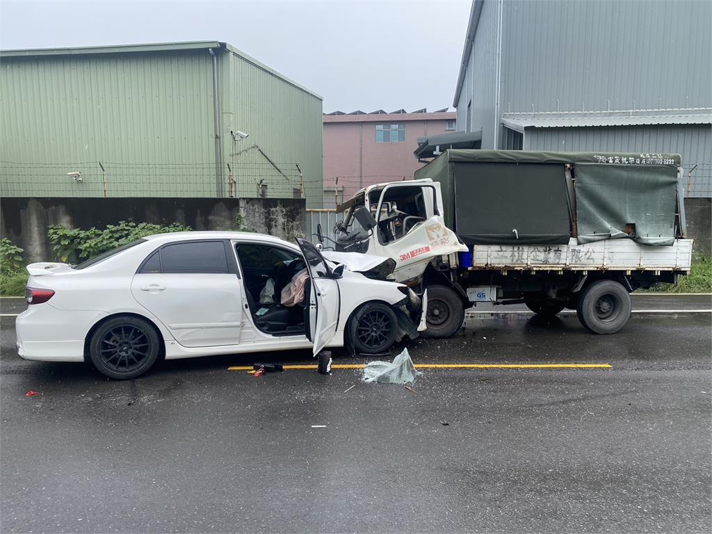疑下雨打滑逆向撞大貨車 11歲男童命危搶救中