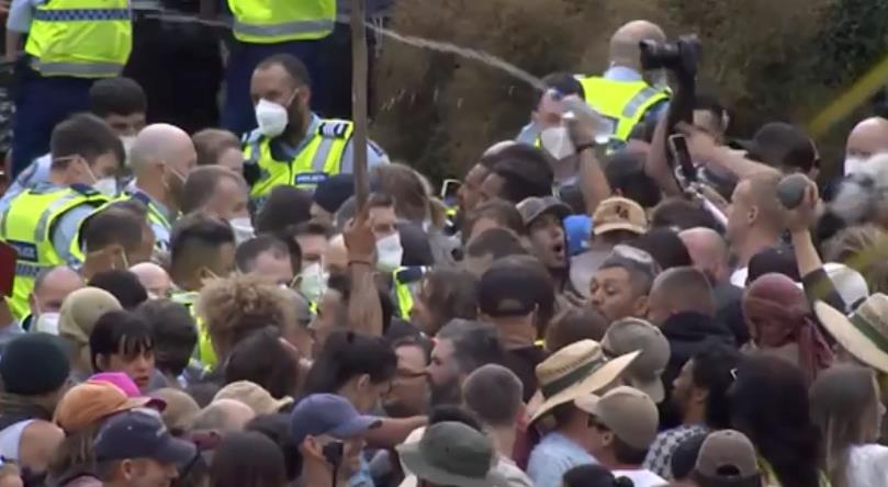 紐西蘭國會外反防疫示威 警方清場逮約120人