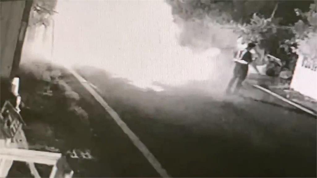 垃圾車突悶燒起火嚇壞民眾! 卸載垃圾引發火勢 警消急滅火