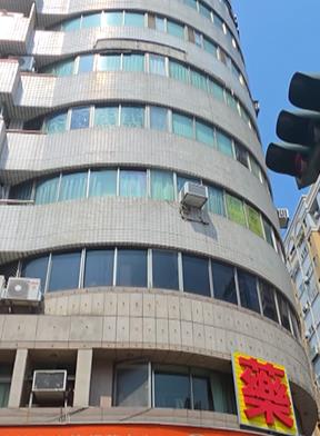 屋齡３０年！台中大樓「外牆掉落」　砸中甜甜圈攤　老闆娘備料躲劫