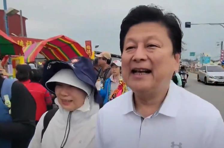 傅崐萁夫婦「守喪未滿1年」參加大甲媽!「又扛這物」恐誤觸大忌衰整年