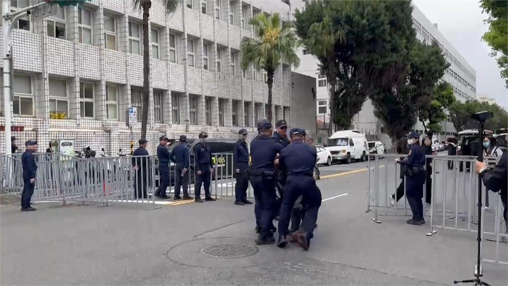 柯文哲一審判17年「小草崩潰」　街頭毆人飆髒話場面混亂