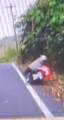 轎車停路中...乘客"開門殺"擊落！騎士噴飛摔水溝