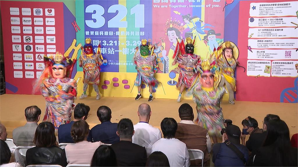 曾馨瑩現身北車唐氏症特展 攜手唐氏寶寶鑽鑾轎、跳舞