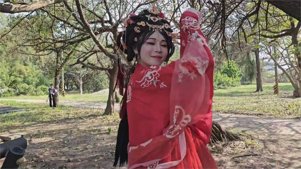 掀起漢服風潮!台南「馬上花朝節」 穿漢服騎馬體驗當古人
