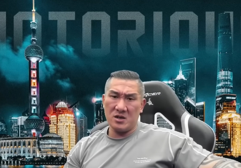 館長遭心腹反咬⋯「怕會上新聞」忍淚！下秒突對「所有中國同胞」喊：我愛你們