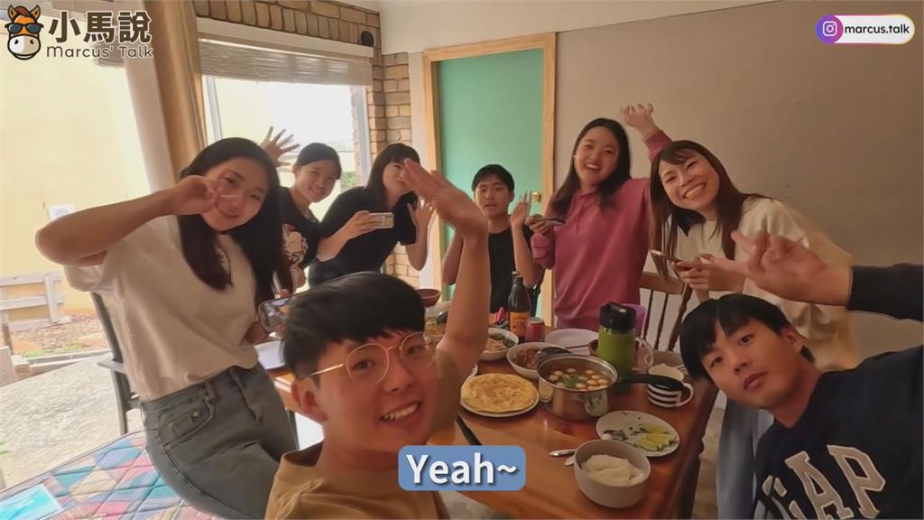 外國朋友挑戰台灣黑松沙士!嚐一口後面色秒扭曲 哀嘆:好像在喝藥