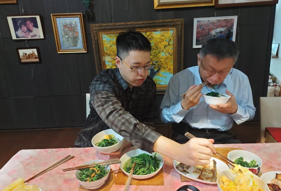 阿北兒「阿堯從日本返台」罕露臉！厚厚一本「拿給出來」柯文哲投降了