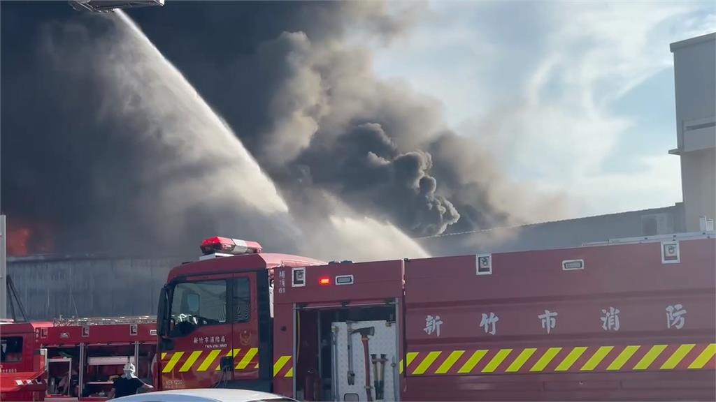 新竹烤漆工廠驚傳大火 鐵皮建築全面燃燒幸無傷亡