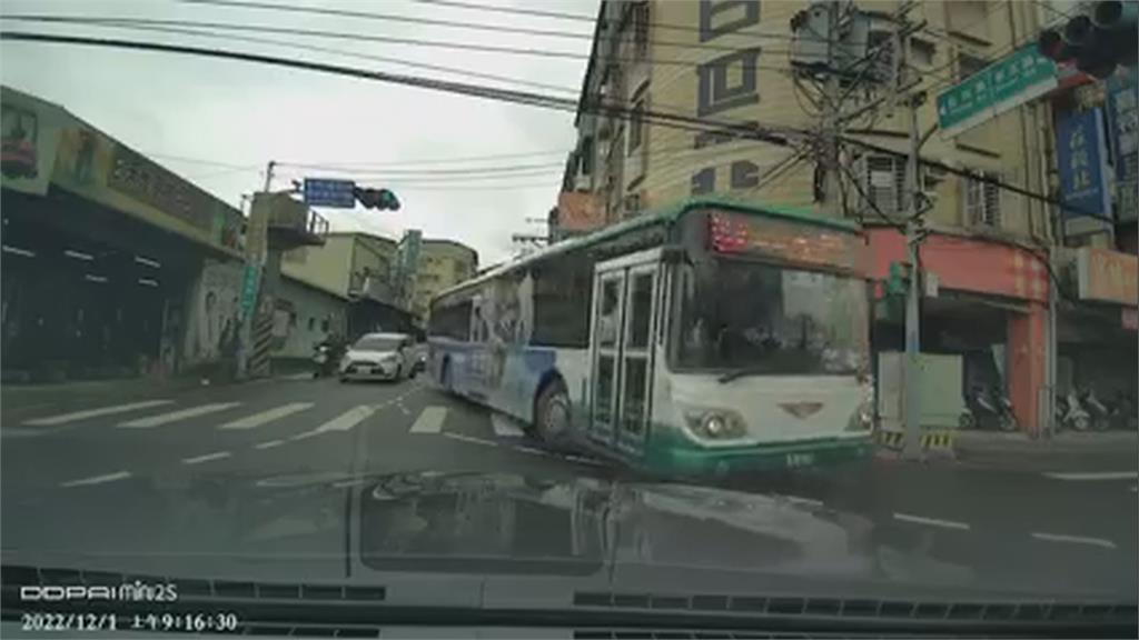 嬰兒車被公車門無情「關夾」 乘客大喊也沒用!母氣壞提告