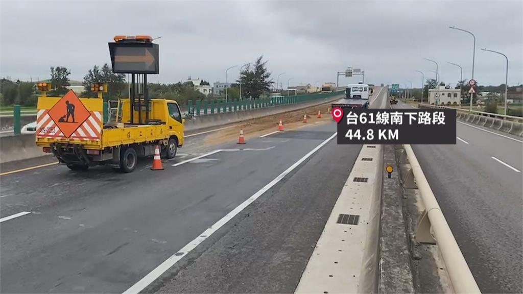 台61線散落砂石覆蓋雙線道 車輛只能走路肩