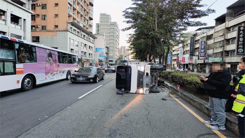 台中2車擦撞小貨車翻覆　雲林2車碰撞衝進田