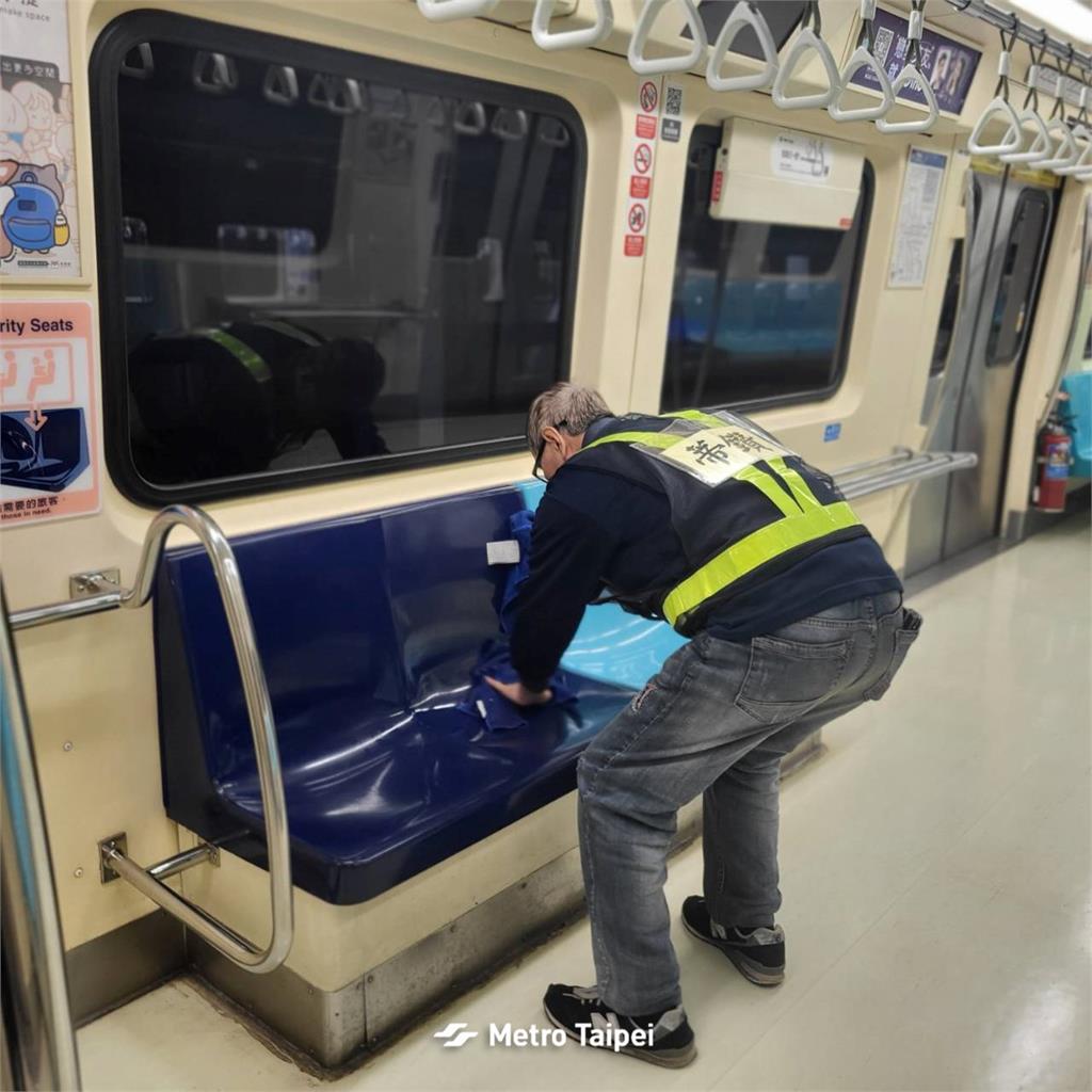 快新聞/北捷曬「深夜背影照」揭車廂超乾淨內幕! 網感動:台灣之光