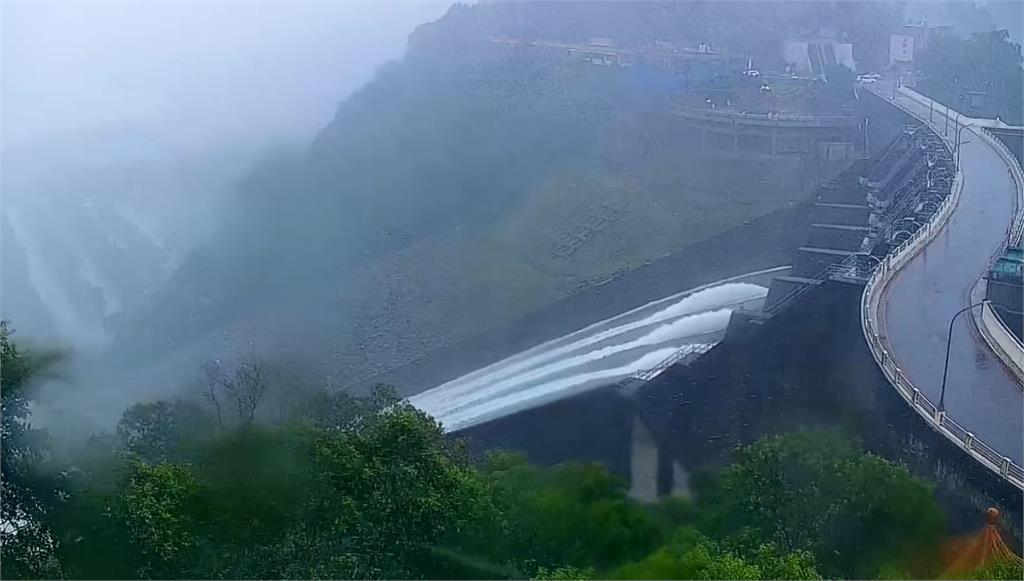 巴威強降雨灌全台！石門水庫「3管齊下」狂倒1672萬噸　全台水庫最新水情曝