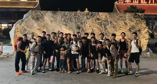 中國女豪砸13萬揪「24名小鮮肉」陪爬山!內行人曝「這1行」年收恐破120萬