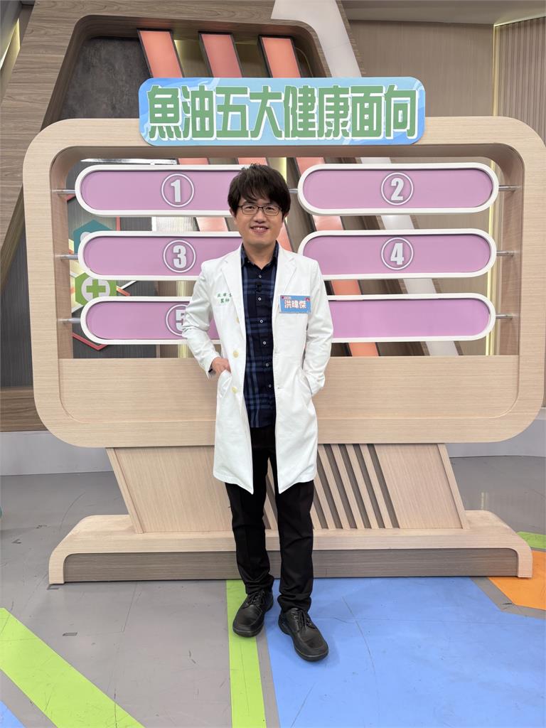 孫國豪忘東忘西找不到鑰匙！還叫女兒一起找發現掛在門上