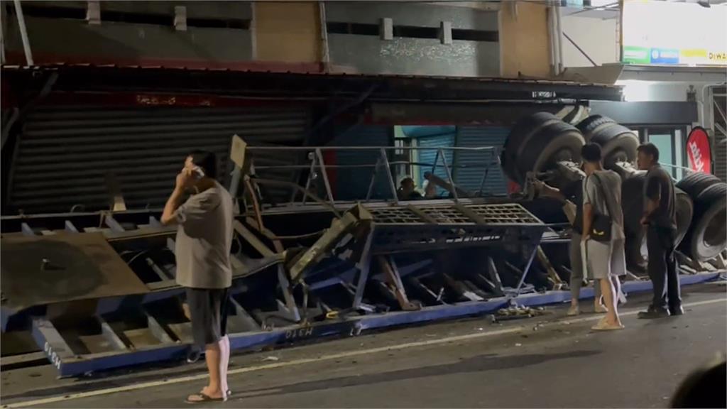 疑過彎太快! 斗六拖板車失控「頭身分離」撞4宅