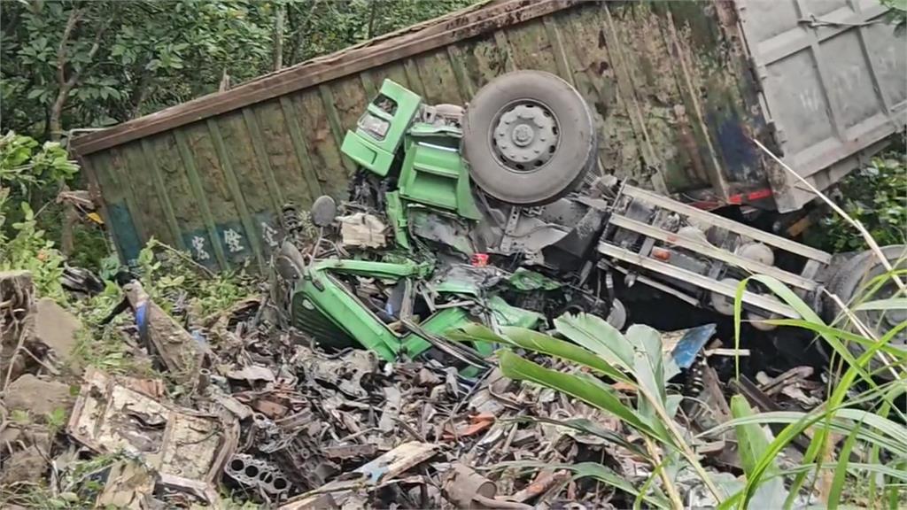 命大！大貨車翻落10公尺山坡　駕駛被彈出車外卡樹保命