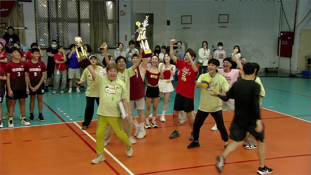 「伍佰」驚喜現身綜藝大集合！阿翔、郭忠祐組隊竟慘遭國小生輾壓