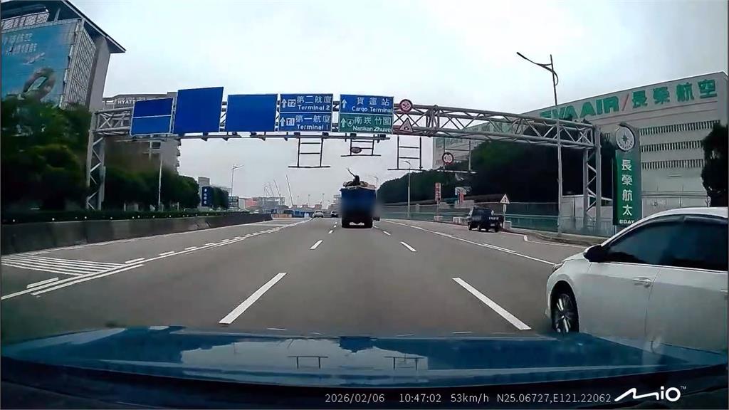 貨車載物過高撞擊桃機附近限高桿　警：最高可罰1.8萬