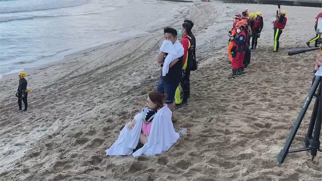 居民曾勸離!兄弟沙灘戲水被浪捲 警消因風浪過大暫停搜索