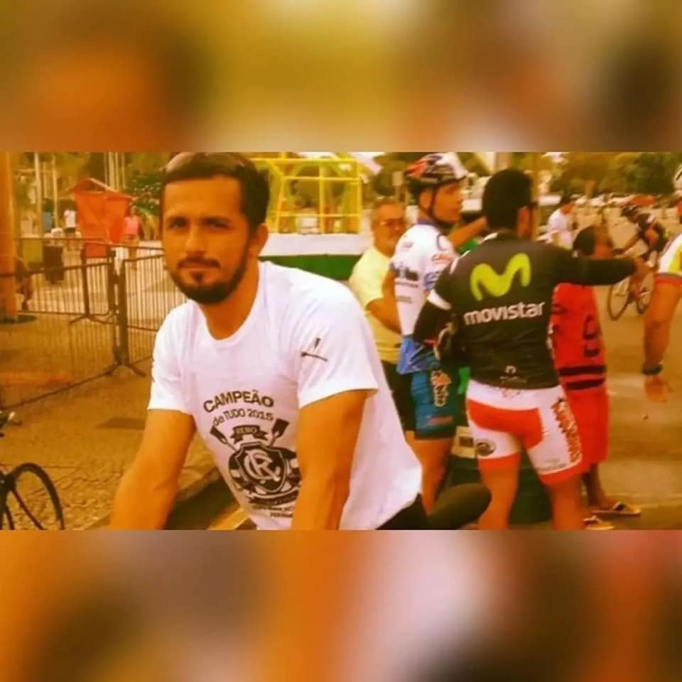 海邊騎車嘴巴張太大「蜜蜂飛入口」卡喉嚨！43歲巴西運動員1原因救不回身亡