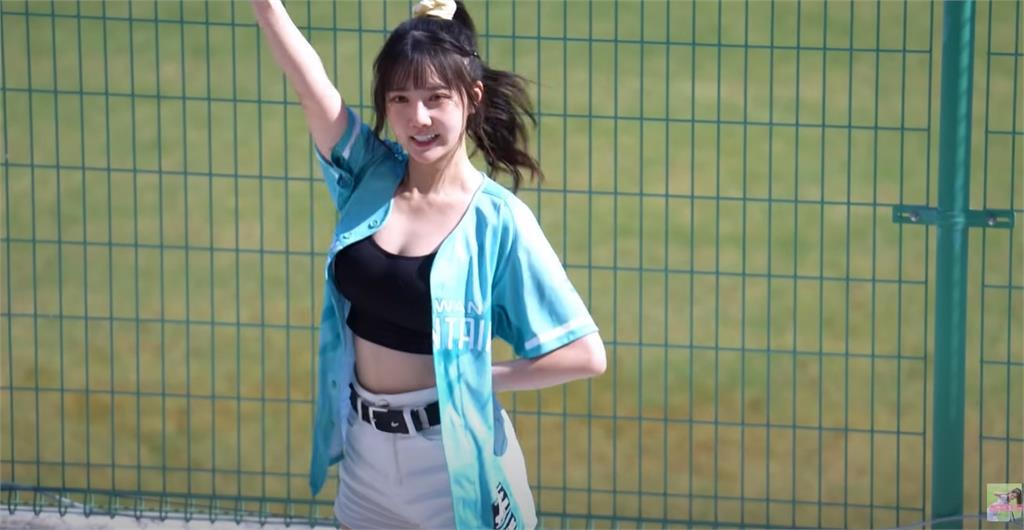 PS女孩「最頂預備生」撞臉三上悠亞!球場「挺出流量密碼」網嗨:太會藏