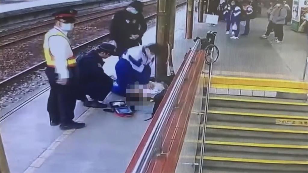 8旬翁搭火車突失去呼吸心跳 高中生急做CPR成功搶命