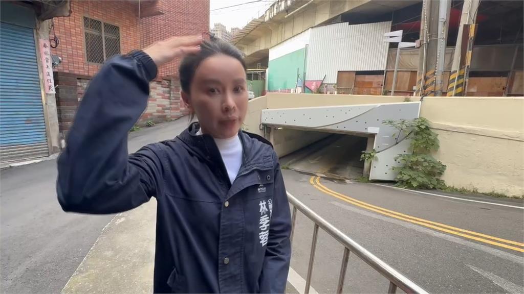 地下道太矮？越野車騎士歪頭騎車　安全帽差點報銷