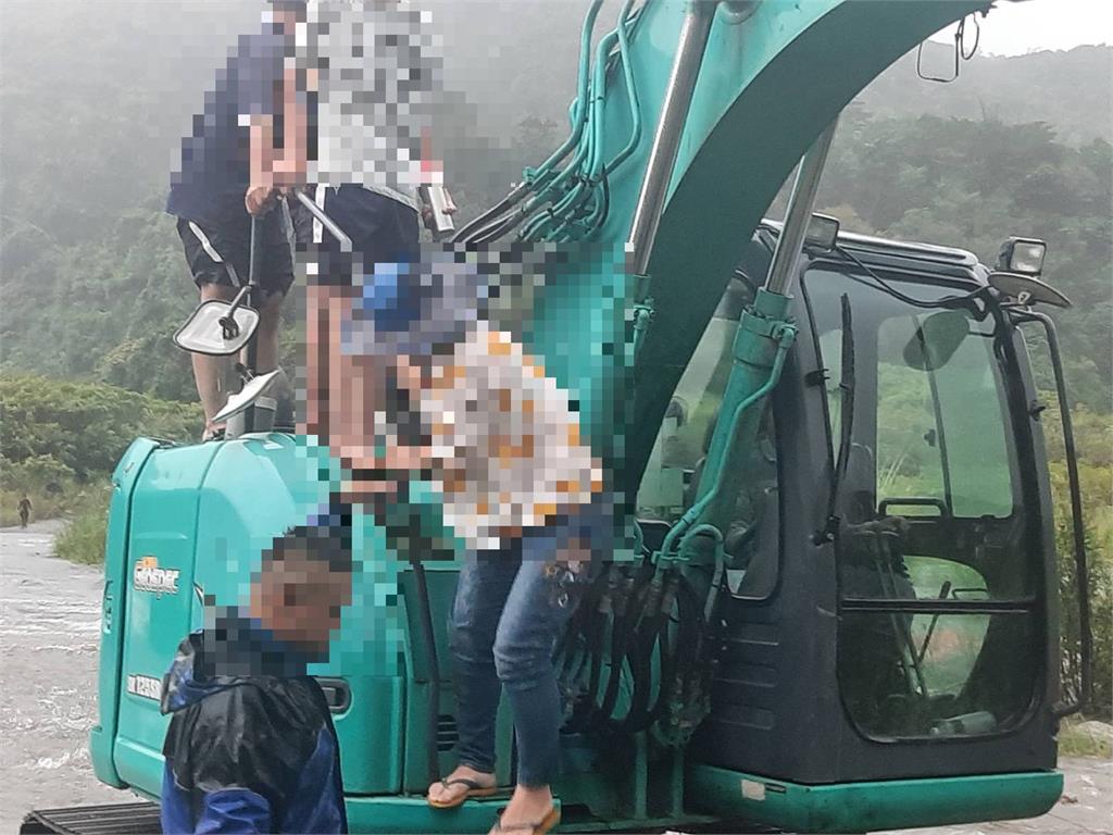 快新聞／豪雨狂下花蓮紅葉溪暴漲6人受困營地　消防出動怪手驚險救援