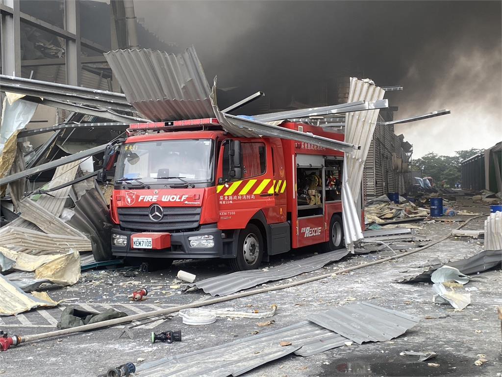 快新聞／屏東工廠爆炸大火如戰場　消防車受波及畫面曝光