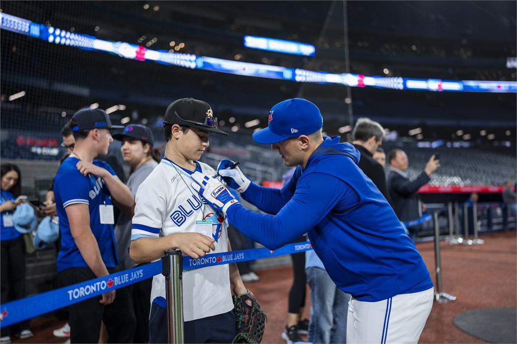 MLB(影)/滑倒在地上打滾竟然神奇接殺!主播直呼太瘋狂 瓦修預約年度最佳美技