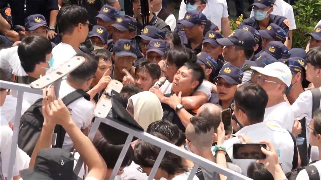 走讀涉勒警！黃國昌赴北檢說明稱「搭肩」　簡舒培：睜眼說瞎話