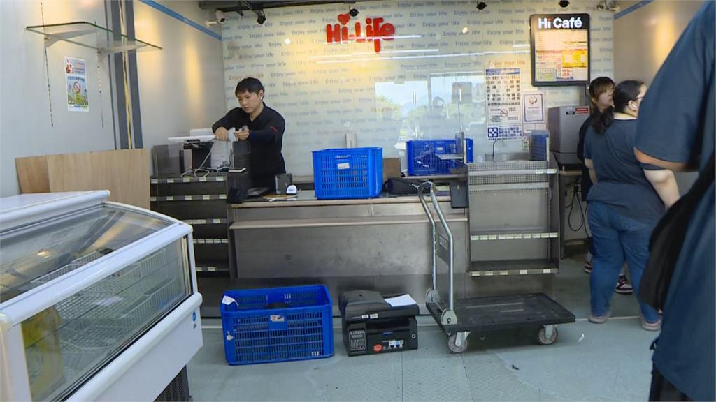 快新聞／巴威颱風來襲！萊爾富三重美堤店搭車跑了　撤離畫面曝光