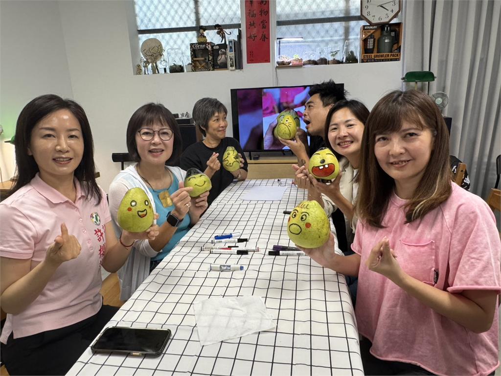 快新聞／中秋柚子對決！陳品安、林月琴互畫肖像　喊話翻轉苗栗76年政治版圖