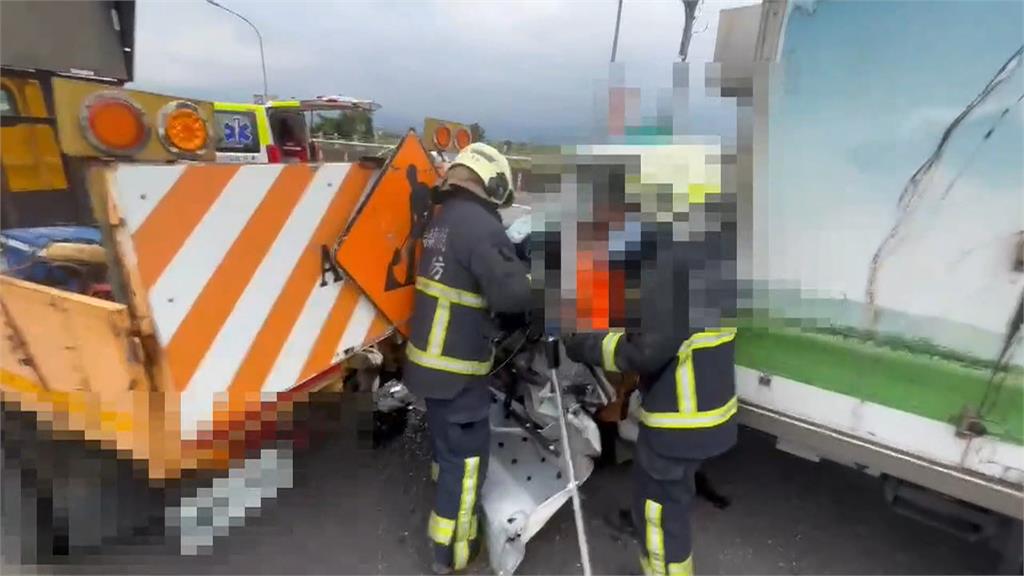 不專心？蘭陽大橋貨車撞工程車　2除草工人遭撞飛　肇事駕駛一度卡車內