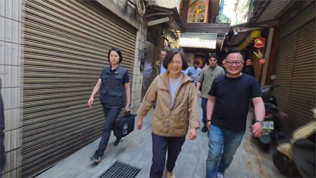 蔡英文相約童子瑋爬山 林右昌作陪 合照C位留給童 抬轎意味濃