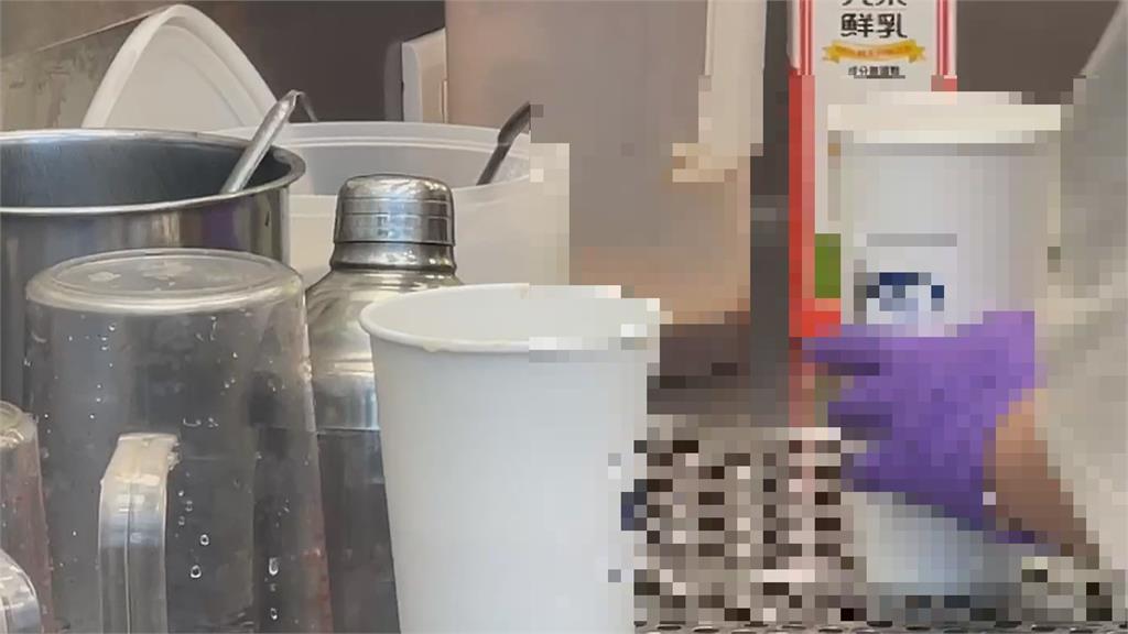 嘉義男買兩杯手搖飲摔破一杯...　「好氣自己」再加碼爆砸第二杯　店家全看傻