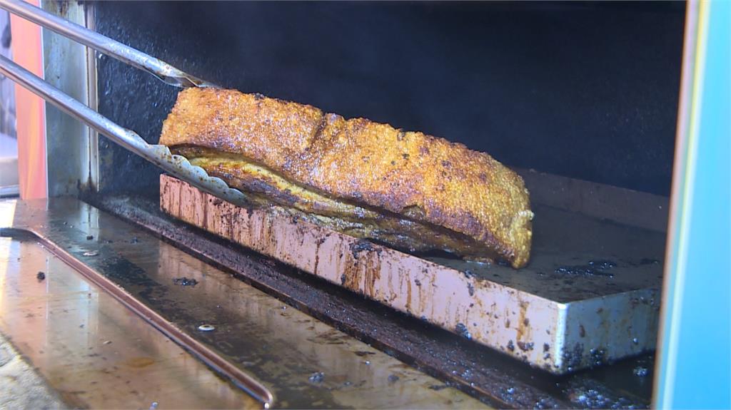 夜市港式脆皮燒肉買氣旺　老闆上網學廚藝開啟第二人生