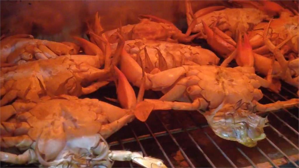 台南浮誇「尾牙痛風餐」　帝王蟹、龍蝦、桶仔雞全端上桌