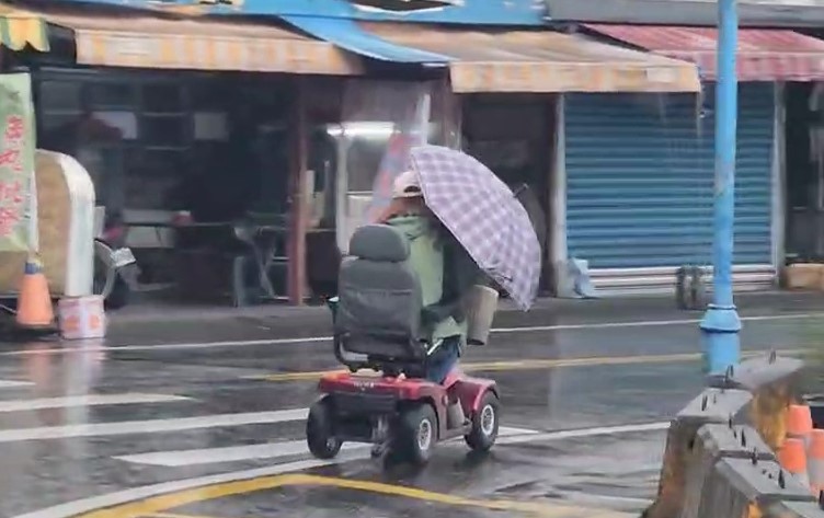 南方澳電動代步車亂象! 老翁雙黃線上徘徊還逆向