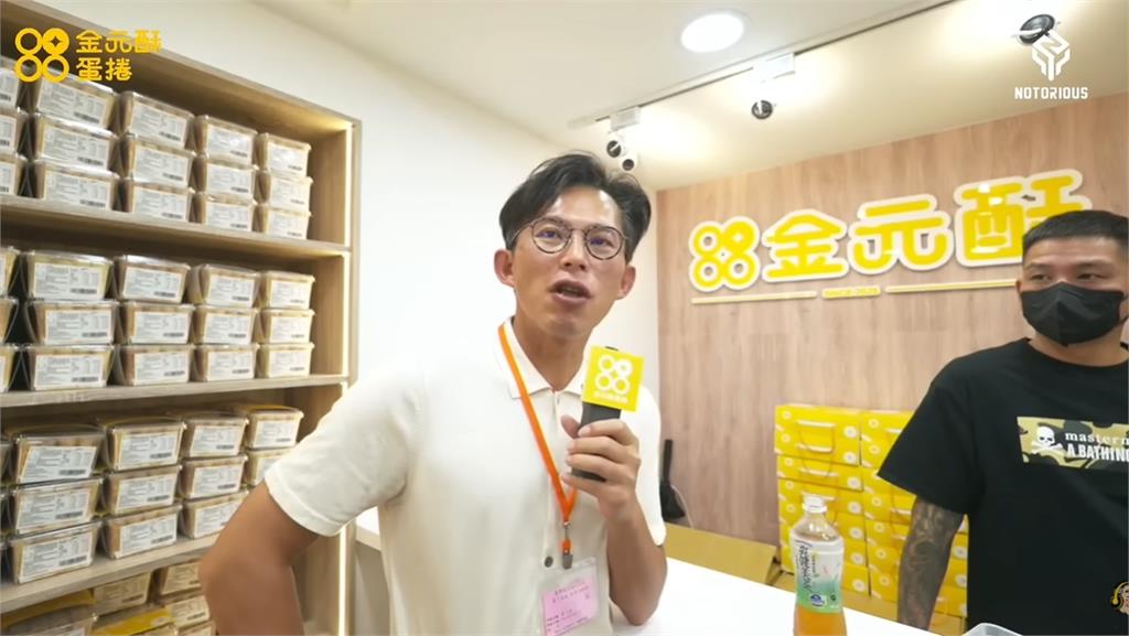 黃國昌疑又嗆柯文哲!試吃館長蛋捲被問「有無比監獄好吃?」他神回1句有夠酸