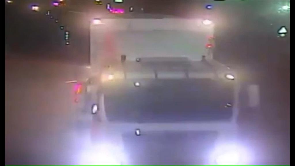 把分隔島當車道? 聯結車駕駛疑恍神撞斷燈桿整台翻覆