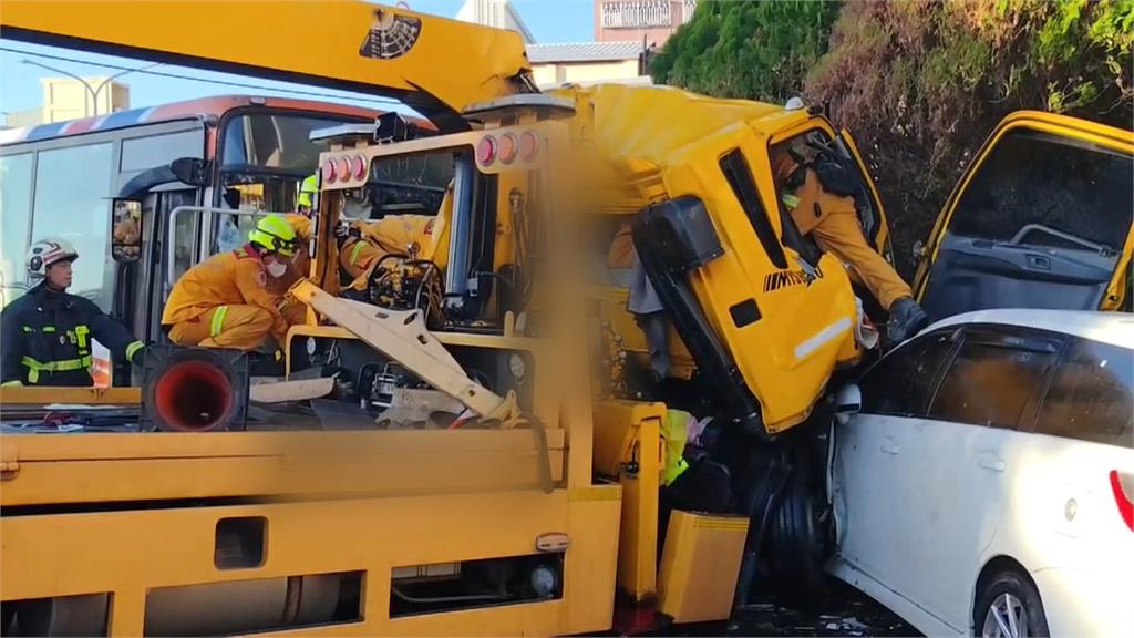 公車突失控逆向對撞拖吊車 2駕駛一度受困