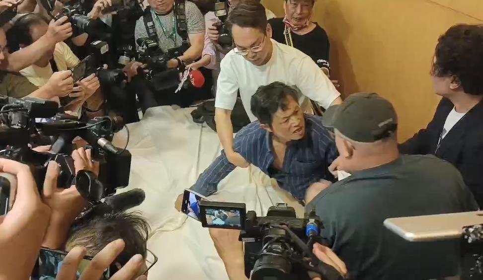 快新聞/民眾黨記者會爆肢體衝突 台灣國:柯文哲一家都賊!