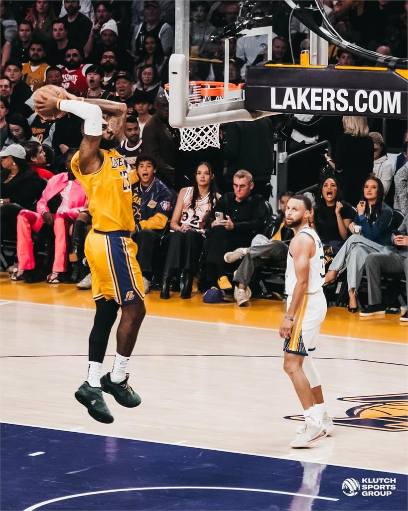 NBA/詹皇痛苦倒地疑假摔鐵證遭抓包!「手縫偷瞄」17秒片瘋傳百萬網笑爛