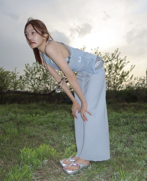 明星同款「夏日拖鞋」推薦!舒服同時也要時髦好看,這款拖鞋既增高又顯腿長!