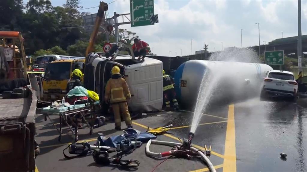 液化石油氣槽車下匝道翻覆！　波及對向休旅車驚悚瞬間曝光