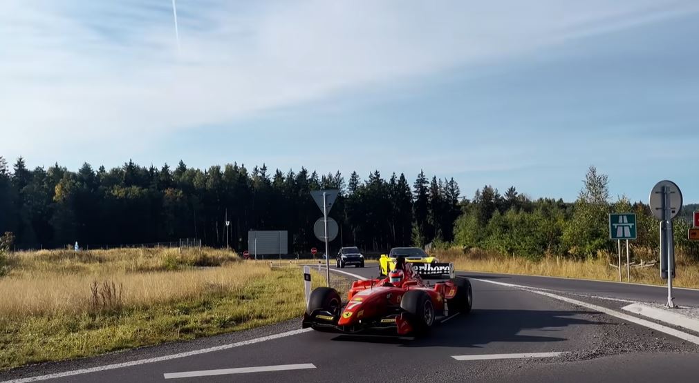F1(影)/太快抓不到!男子「開F1上路」狂飆 捷克警方追六年才逮人
