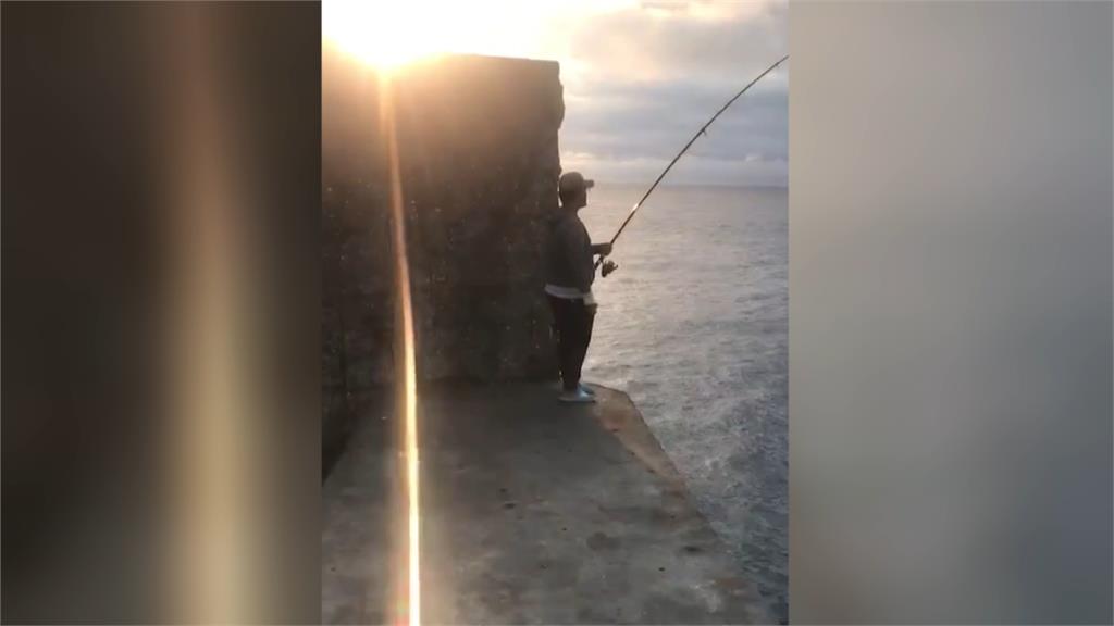 人生高峰!富岡漁港釣2.4米大旗魚 搏鬥20多分鐘拉到沒力